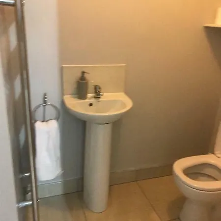 Vakantiehuis New Renovated 3 Bed House